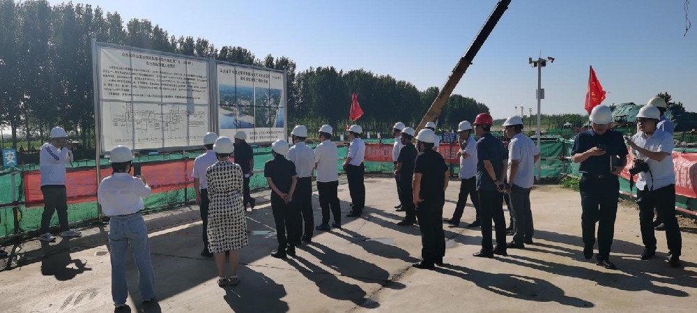 9月13日上午聊城市人大领导马广朋、任永胜等一行莅临我公司在建项目倪屯泵站工地现场，在施工现场开展全市现代水网建设专题视察及重大民生项目督导工作，市水利局党组成员、位山灌区主任王会忠，公司总经理李令安，局办公室主任李群智等领导陪同活动。建设单位现场负责人赵兴银详细介绍了工程质量、安全、进度及下一步计划等