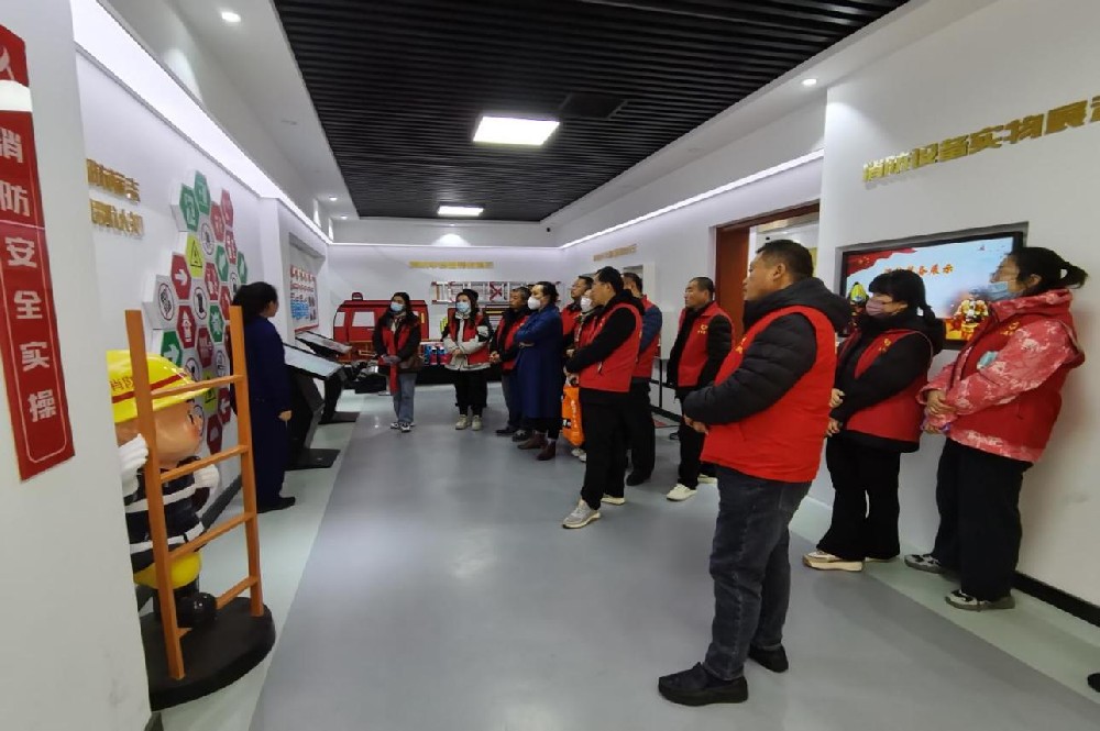为进一步加强消防安全知识学习，2023年11月23日，聊城市水利工程总公司组织公司员工到聊城市消防科普教育基地进行参观学习。消防知识讲解员引导公司员工依次参观学习，首先讲解了火灾的定义、火灾的形成，用动画演示了火灾的发生和发展；然后讲解各种灭火及逃生用具，学习了消防标志，以及怎样使用灭火器、怎样报警等专业性