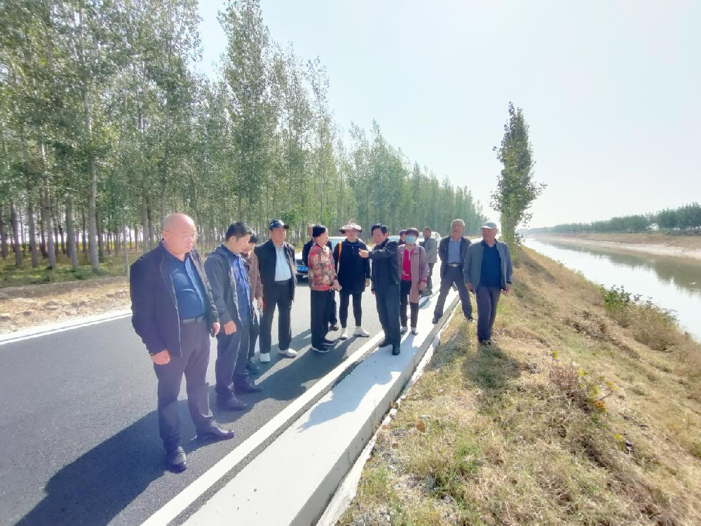 岁岁重阳，今又重阳。10月11日，农历九月初九重阳节，聊城市水利工程总公司组织退休老干部到位山灌区项目2标、三干渠水毁、倪屯泵站等项目一线进行观摩指导，公司副总经理葛朝军全程带队陪同。老干部们在施工现场详细了解了项目部在工程施工中对质量、进度、安全和环保等控制措施，听取了项目经理的工作汇报。随后，在座谈会