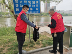为庆祝 五一国际劳动节，4月29日下午，聊城市水利工程总公司组织广大干部职工开展系列主题活动。 活动第一阶段开展了义务劳动，志愿者们在巨龙广场集合，沿滨河大道开展卫生清