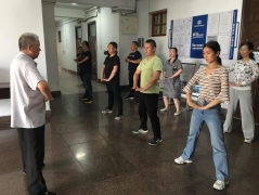 近日，聊城市水利工程总公司开展 强身战疫 活力水城全民健身活动，活动邀请聊城武协副会长、逍遥门武功第十二代传人张怀军老师进行现场授课。 逍遥门武功源于明神宗万历年间，