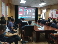 为更好引导公司党员职工学思践悟孔繁森精神，坚持党性锻炼，改进工作作风， 7月4日，聊城市水利工程总公司组织党员职工集中收看 《绽放在雪域高原的格桑花 孔繁森》七一专题节